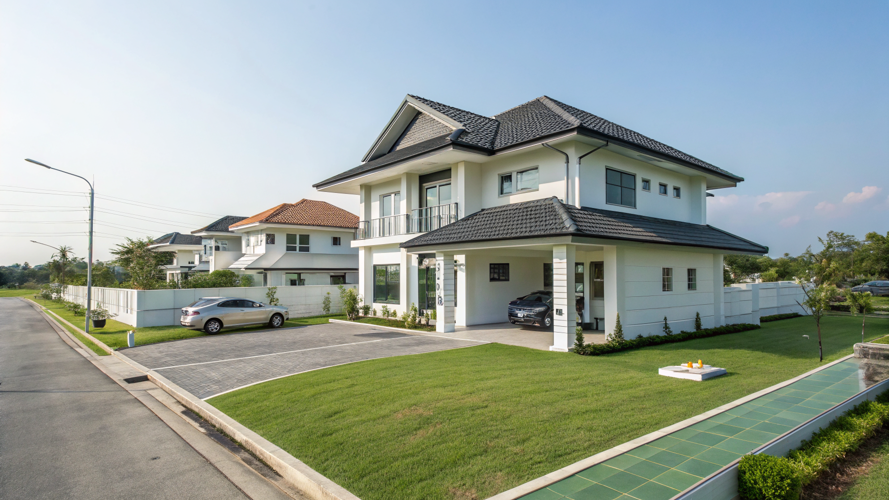 บ้านเดี่ยวสองชั้นสมัยใหม่พร้อมสนามหญ้าหน้าบ้าน